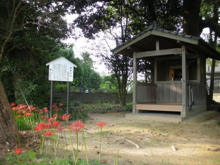 薬師の杜にある祠の写真