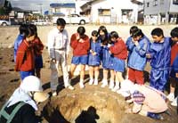 説明をうけている様子写真