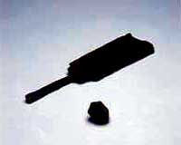 御笠の森遺跡から発見された「羽子板」と「独楽」