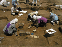 土器を丁寧(ていねい)に掘(ほ)っている様子写真