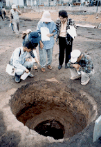 井戸をのぞく見学者の写真