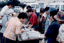 遺物を見学している様子の写真