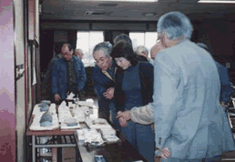 古代人の技術水準の高さに感心する参加者の様子の写真