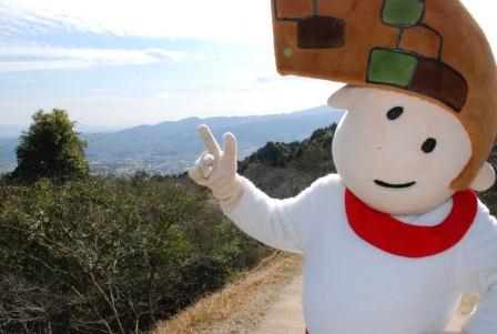 尾花礎石群近くの土塁からの眺めをバックにした大野ジョー