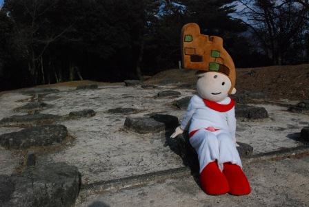 礎石にすわっている大野ジョー