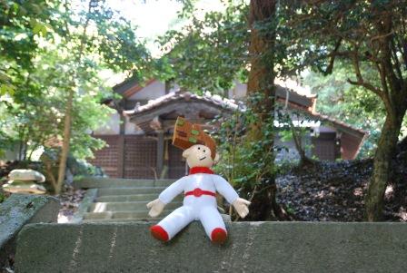 毘沙門堂の手前に座る大野ジョー