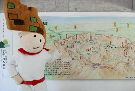 大野ジョーの写真（イラストは壁にかけられているじょー）