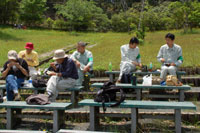 野外音楽堂で昼食をとる参加者たちの写真