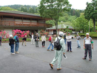 集合する参加者たちの写真