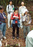 説明を聞く参加者たちの写真