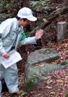 説明をするふるさと文化財課職員の写真