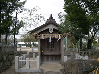 新しい注連縄をかけた厳島社の写真