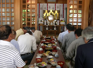 直会の前に神様に拝礼している様子