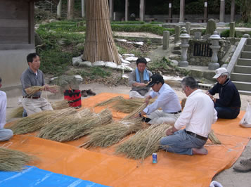 お注連打ち準備の様子
