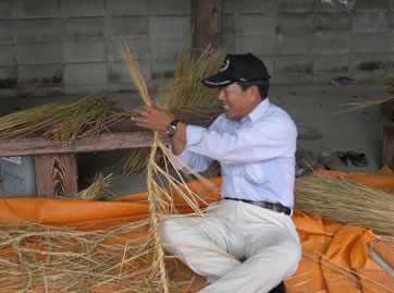 縄綯(な)い (厳島社に掲げるもの)の様子