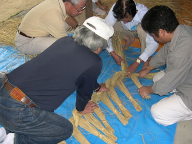 縄綯い(しめ子をつくりながら)(本殿に掲げるもの)の様子