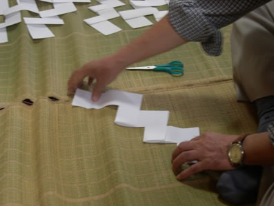 紙垂(して)作りの様子