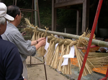 紙垂を差し込んでいる様子