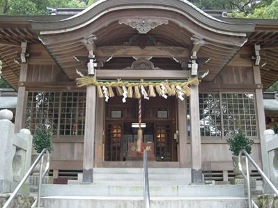 新しい注連縄をかけた本殿の写真