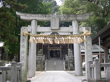 新しい注連縄をかけた幡立石の写真