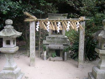 新しい注連縄をかけた忠魂碑の写真