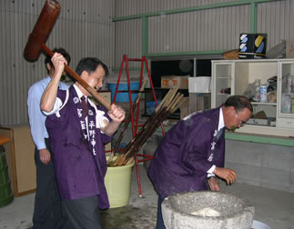 横杵で餅をつく様子