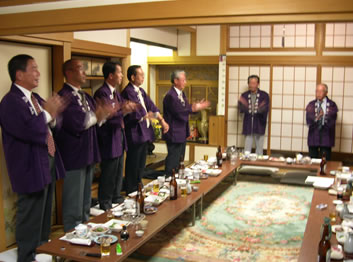 祝いめでたを唄っている様子。