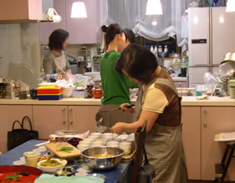 裏方で働く女性の様子