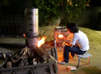 蒸篭でもち米を蒸している様子