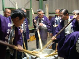 12本の縦杵で餅つきをする様子