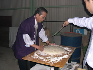 つきあがった餅を鏡餅に成形しているところ