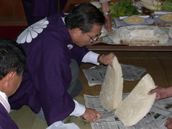 撤撰の儀02（餅2等分）