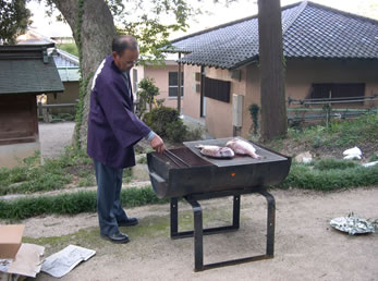 お供えしていた鯛を焼いている様子