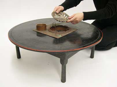 真ん中にコンロなどを取り付けている