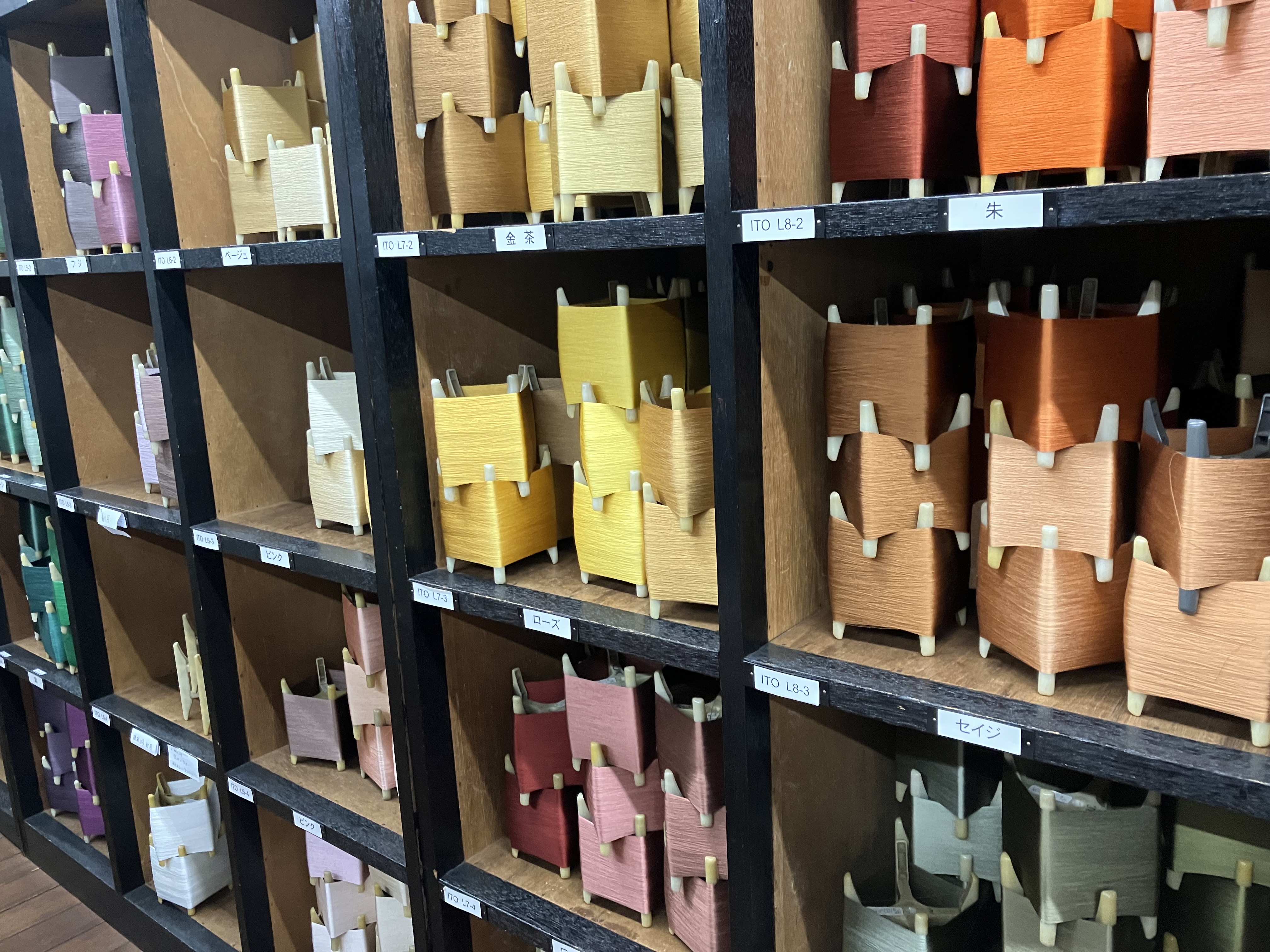 博多織に使用する色とりどりの糸