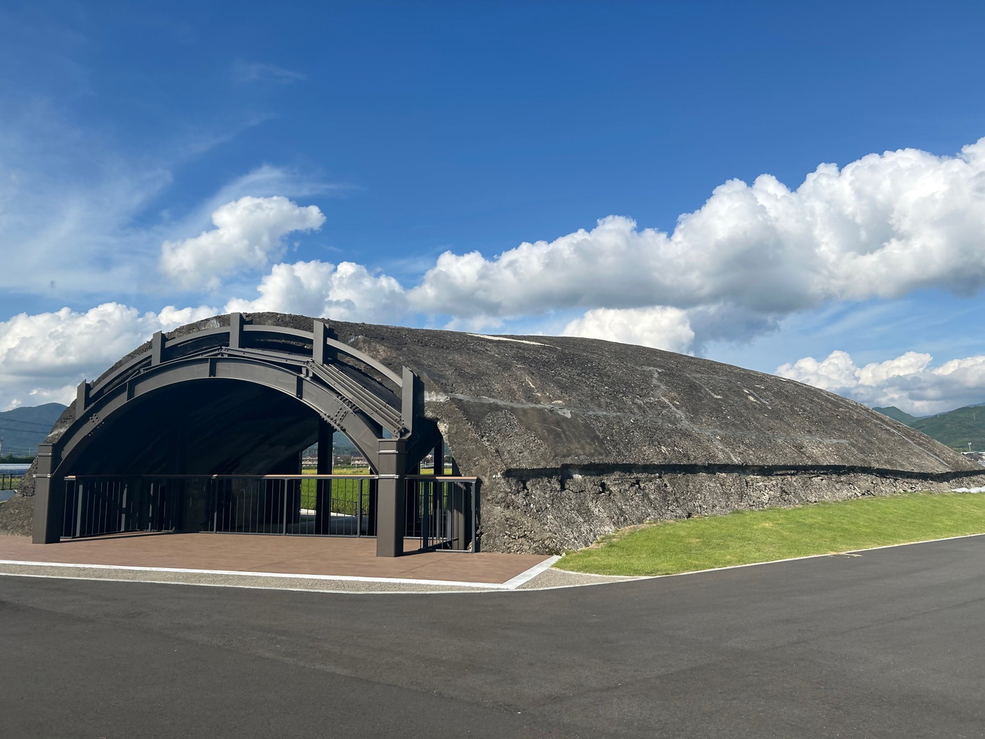 掩体壕( 筑前町立大刀洗平和記念館提供)