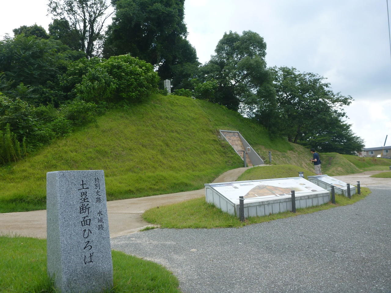 土塁断面ひろば①