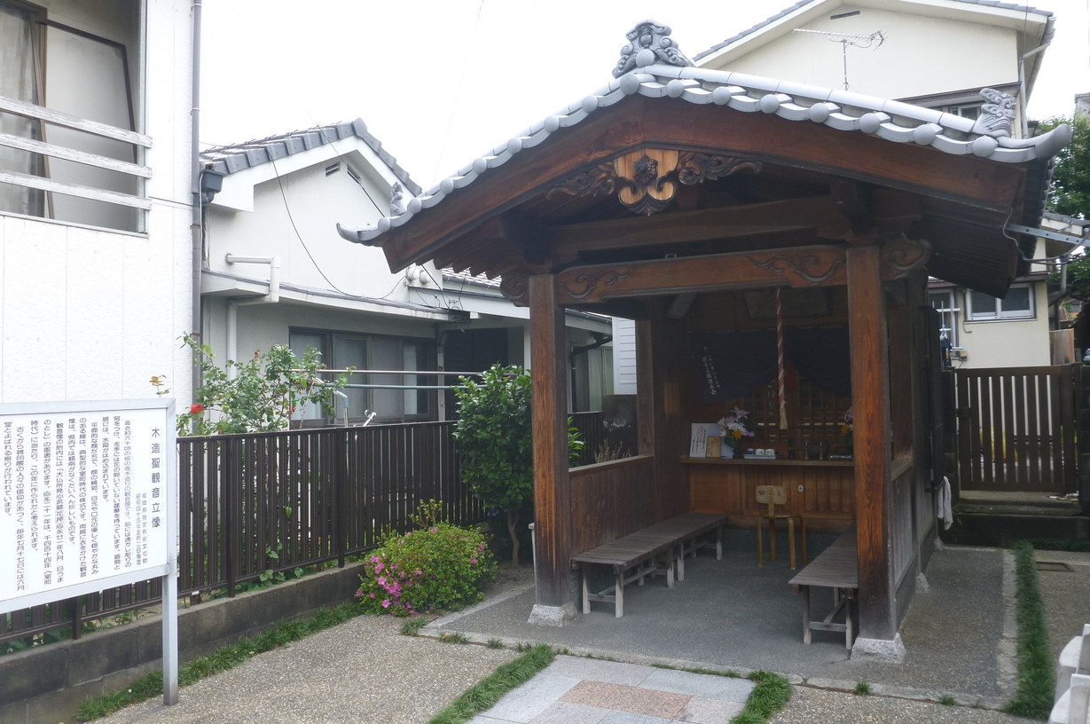 木造聖観音立像お堂1