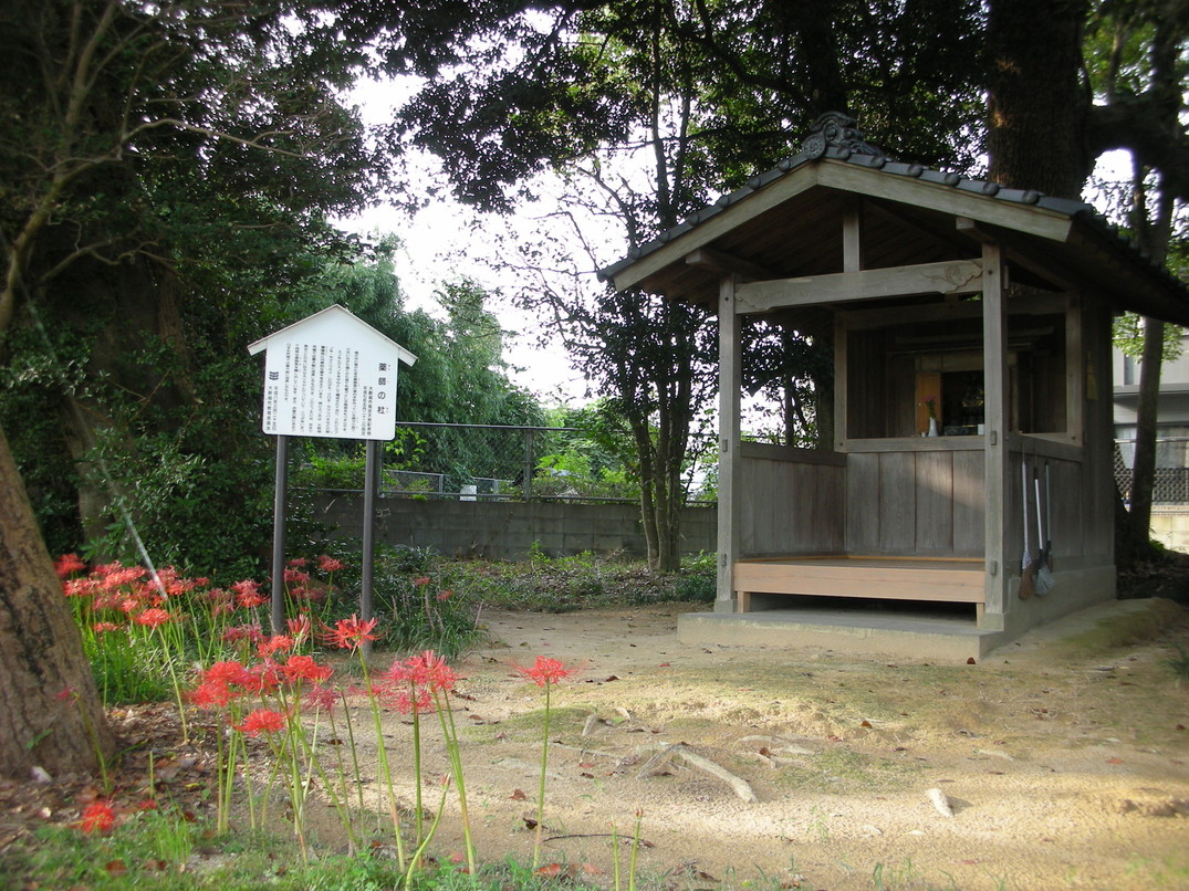 薬師の杜祠1